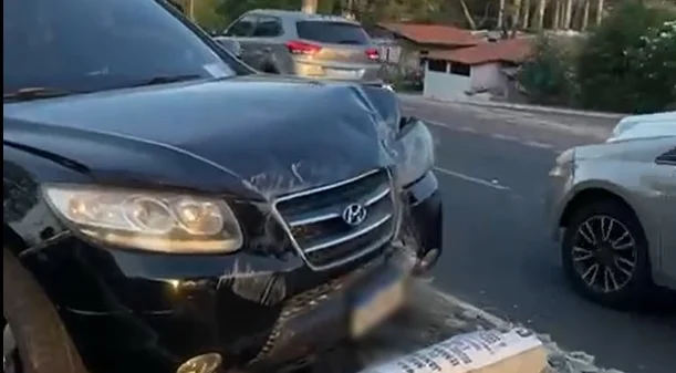 Carro colidiu contra poste na Ponte da Primavera