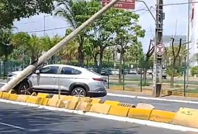 Carro colidiu em poste na Avenida Raul Lopes