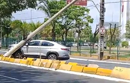 Carro colidiu em poste na Avenida Raul Lopes
