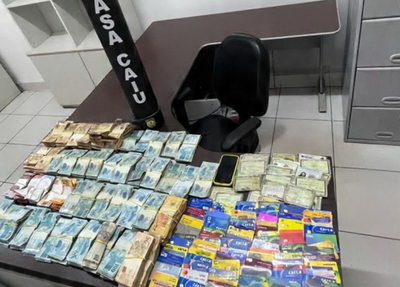 Cartões e dinheiro encontrados na casa da professora