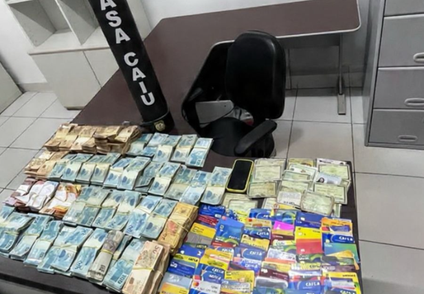 Cartões e dinheiro encontrados na casa da professora