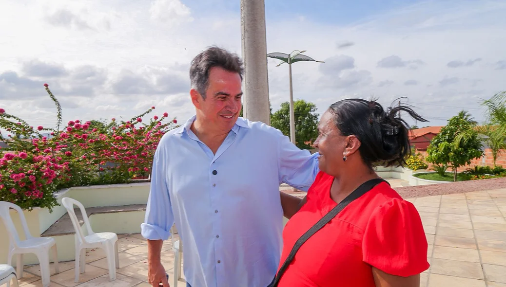 Ciro entrega megaestrutura com imagem de Jesus Cristo em Milton Brandão