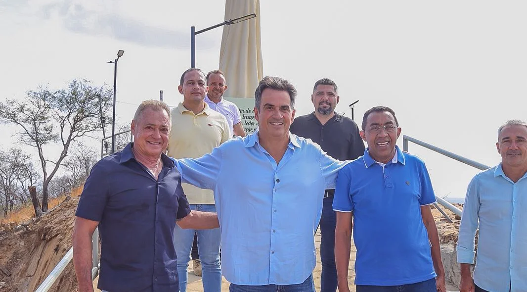 Ciro entrega megaestrutura com imagem de Jesus Cristo em Milton Brandão