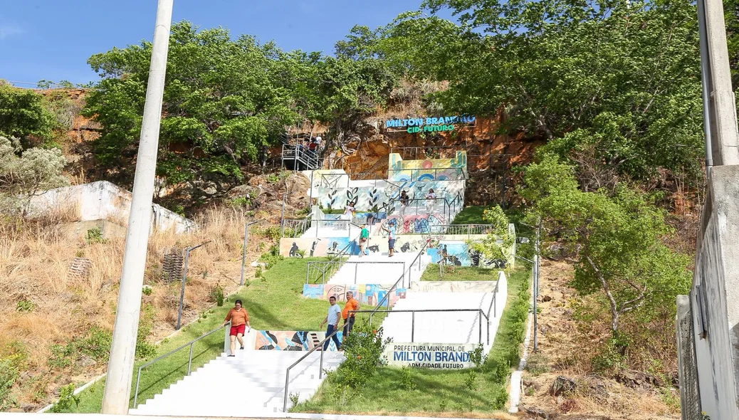 Ciro entrega megaestrutura com imagem de Jesus Cristo em Milton Brandão