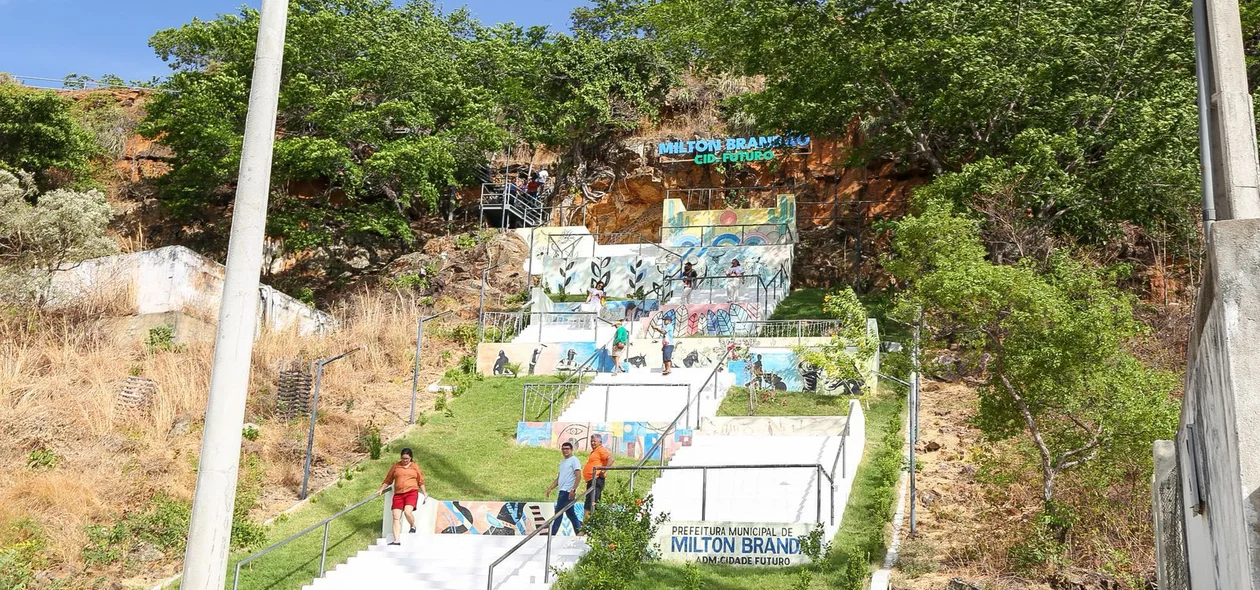 Ciro entrega megaestrutura com imagem de Jesus Cristo em Milton Brandão