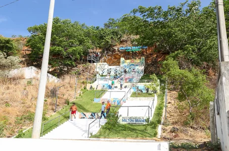Ciro entrega megaestrutura com imagem de Jesus Cristo em Milton Brandão