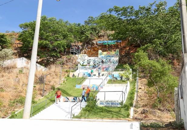 Ciro entrega megaestrutura com imagem de Jesus Cristo em Milton Brandão