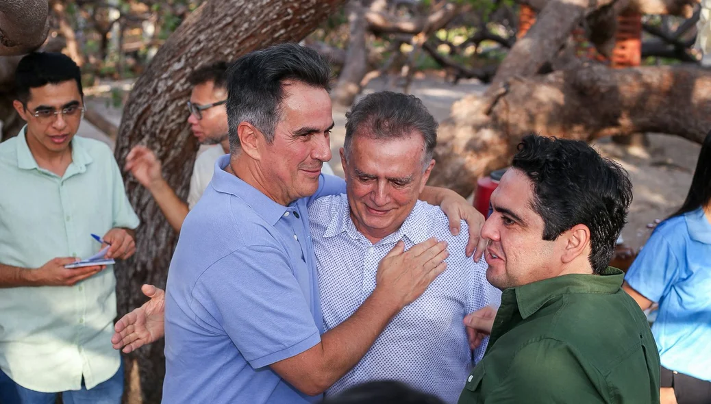 Ciro Nogueira ao lado do deputado Flávio Nogueira e do prefeito de Cajueiro da Praia