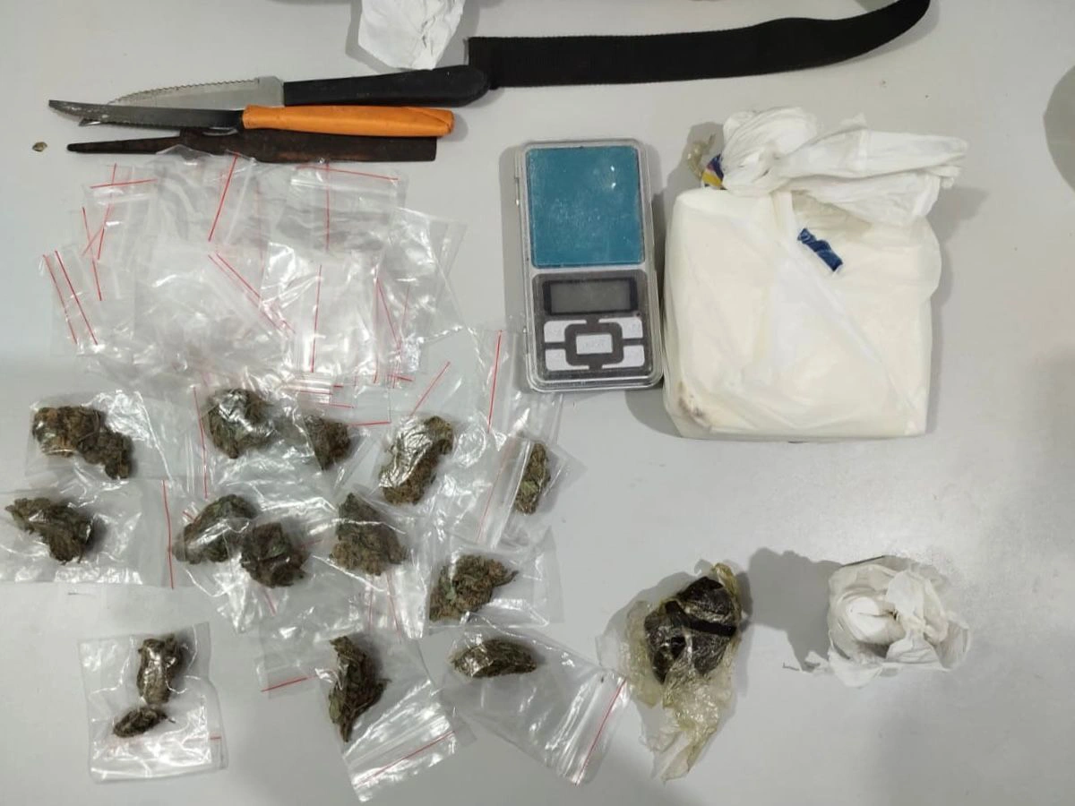 Cocaína e maconha apreendidas