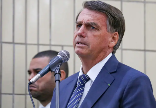 Defesa pede autorização para Bolsonaro passar por cirurgias