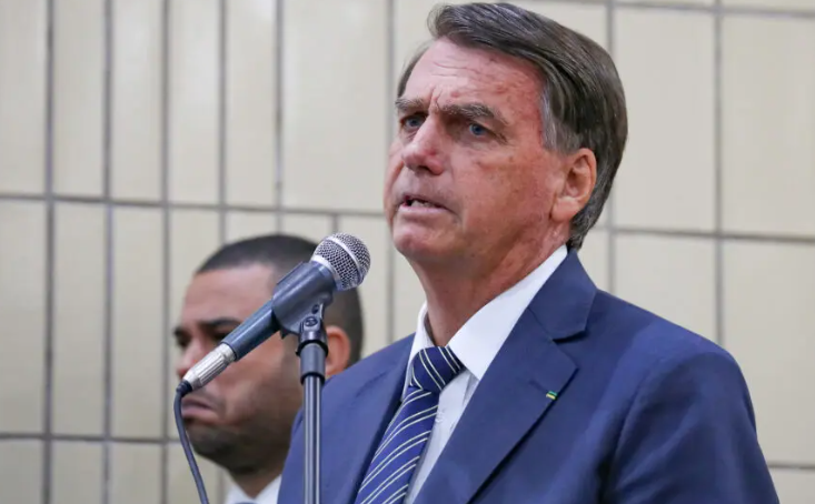 Defesa pede autorização para Bolsonaro passar por cirurgias