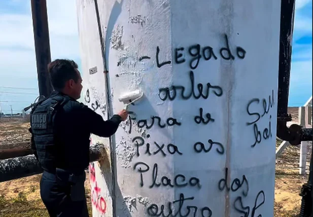 Delegado Charles Pessoa remove pichação de facção criminosa em Luís Correia