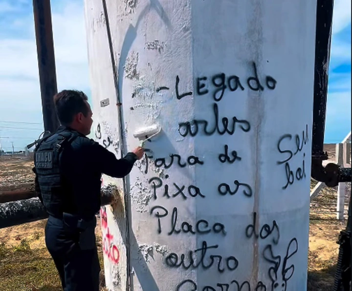 Delegado Charles Pessoa remove pichação de facção criminosa em Luís Correia