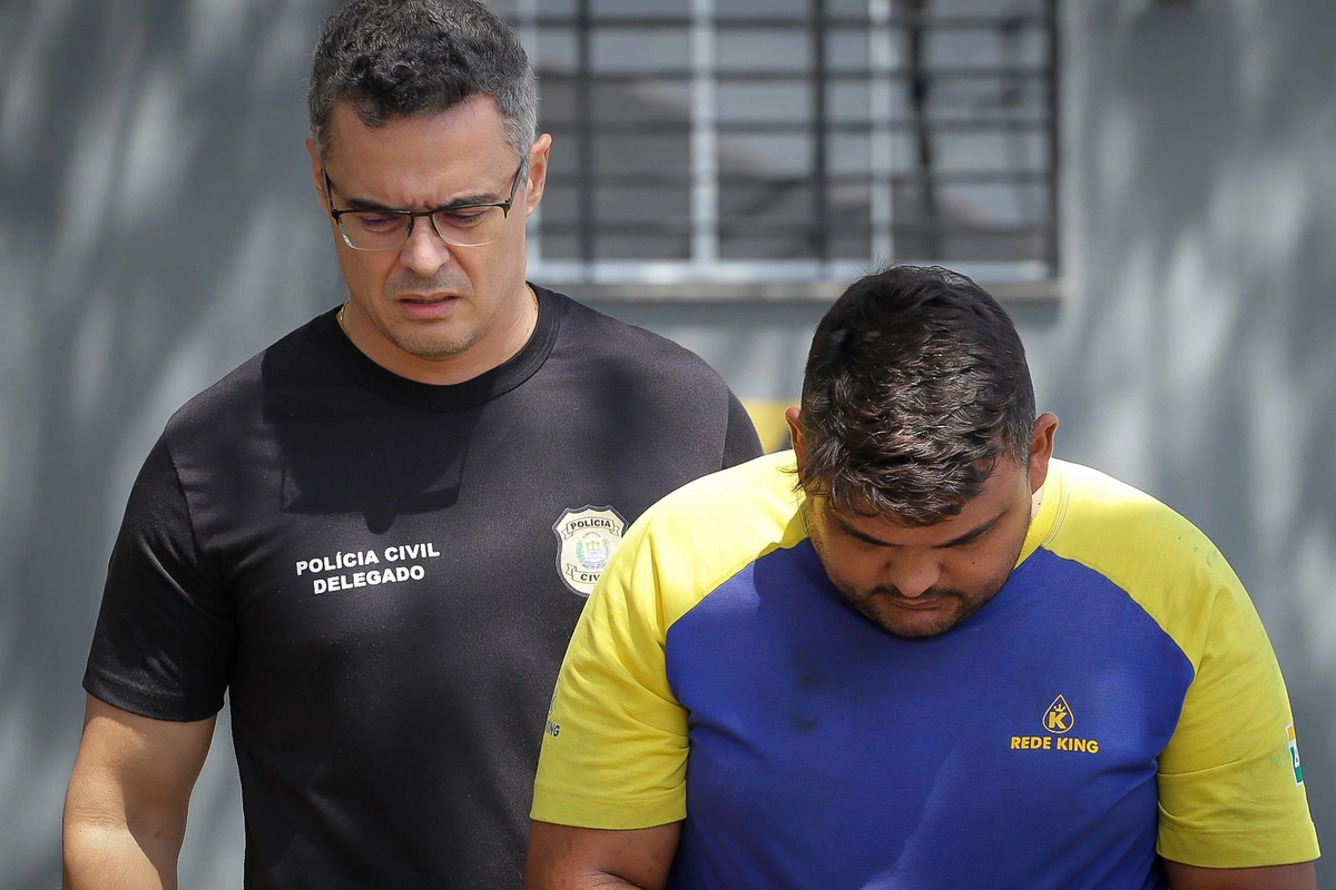 Delegado Tales Gomes conduzindo o acusado Renan Medeiros Morais