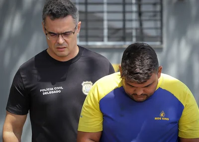 Delegado Tales Gomes conduzindo o acusado Renan Medeiros Morais
