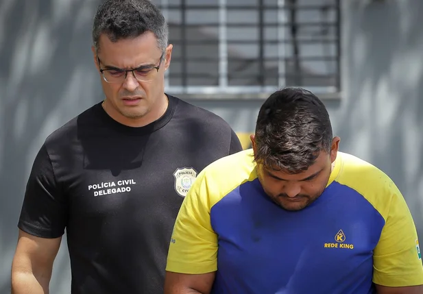 Delegado Tales Gomes conduzindo o acusado Renan Medeiros Morais