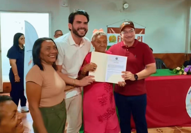 Deputado Dr. Marcus Kalume participa de entrega de títulos de terra a famílias da zona rural de Floriano