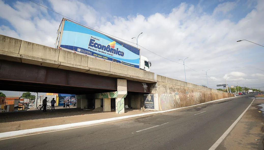 Desprendimento do bloco de concreto pode ter sido provocado pelo impacto de um veículo
