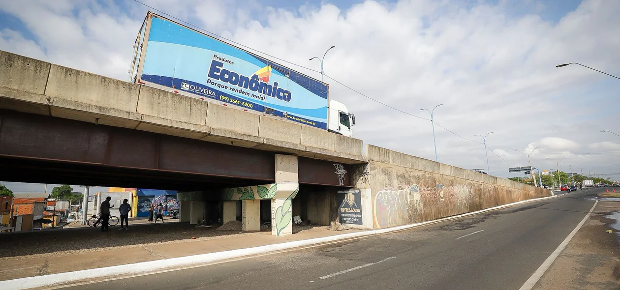 Desprendimento do bloco de concreto pode ter sido provocado pelo impacto de um veículo