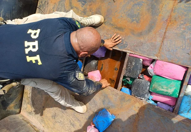 Droga apreendida em fundo falso de caminhão na BR 316, em Picos