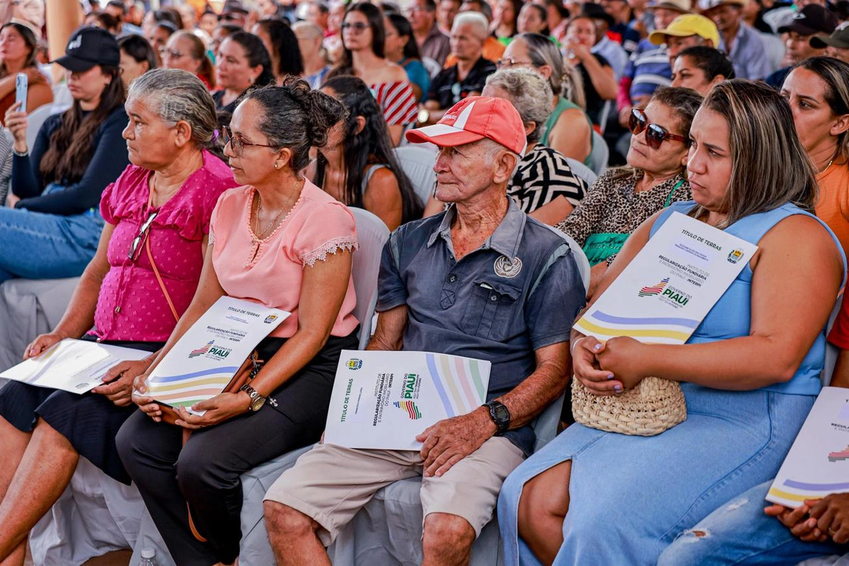 Entrega mais de 100 títulos de terra a moradores