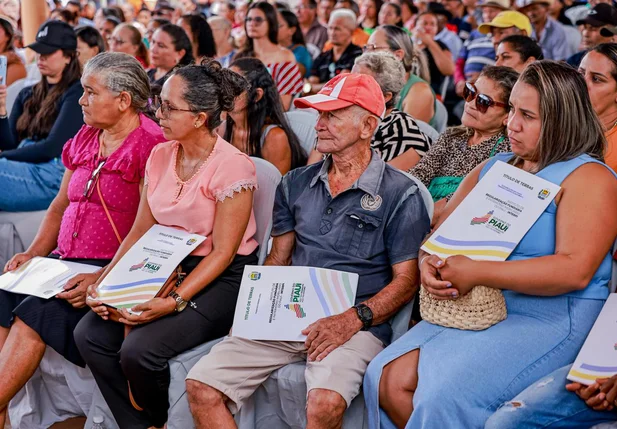 Entrega mais de 100 títulos de terra a moradores