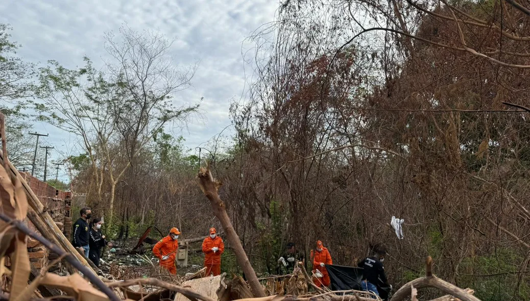 Equipe do Corpo de Bombeiros foram acionadas para auxiliar a remoção do cadáver