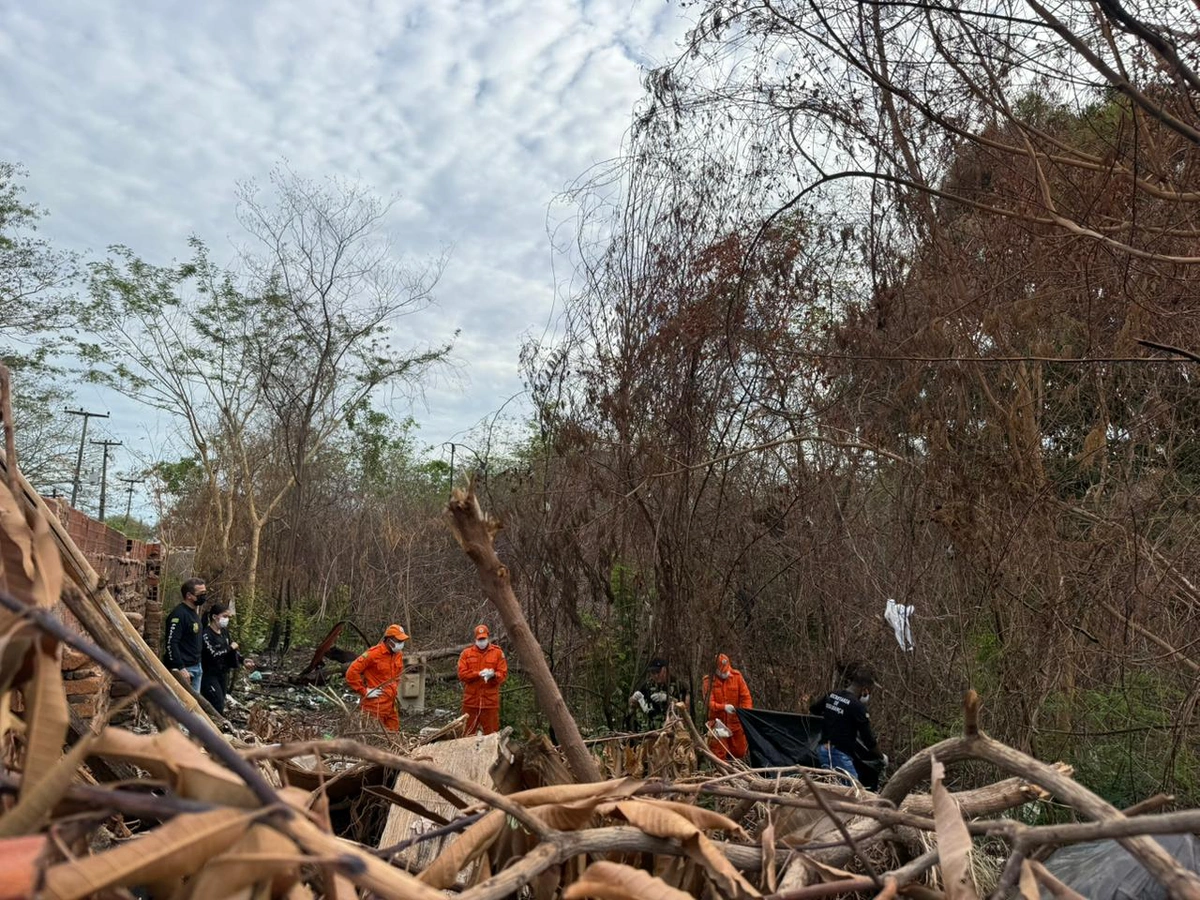 Equipe do Corpo de Bombeiros foram acionadas para auxiliar a remoção do cadáver