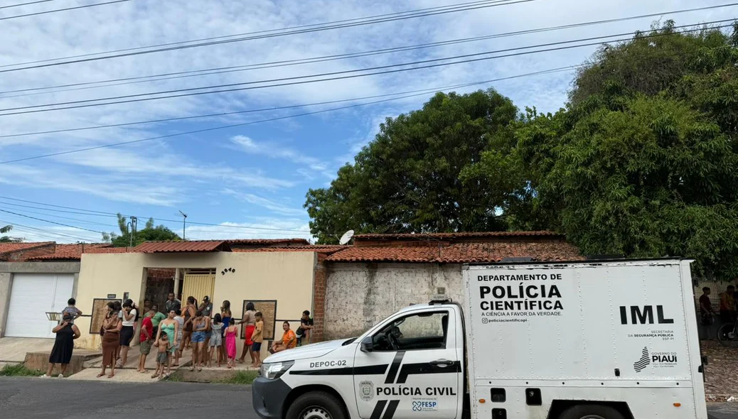 Equipe do IML no local onde o corpo foi encontrado