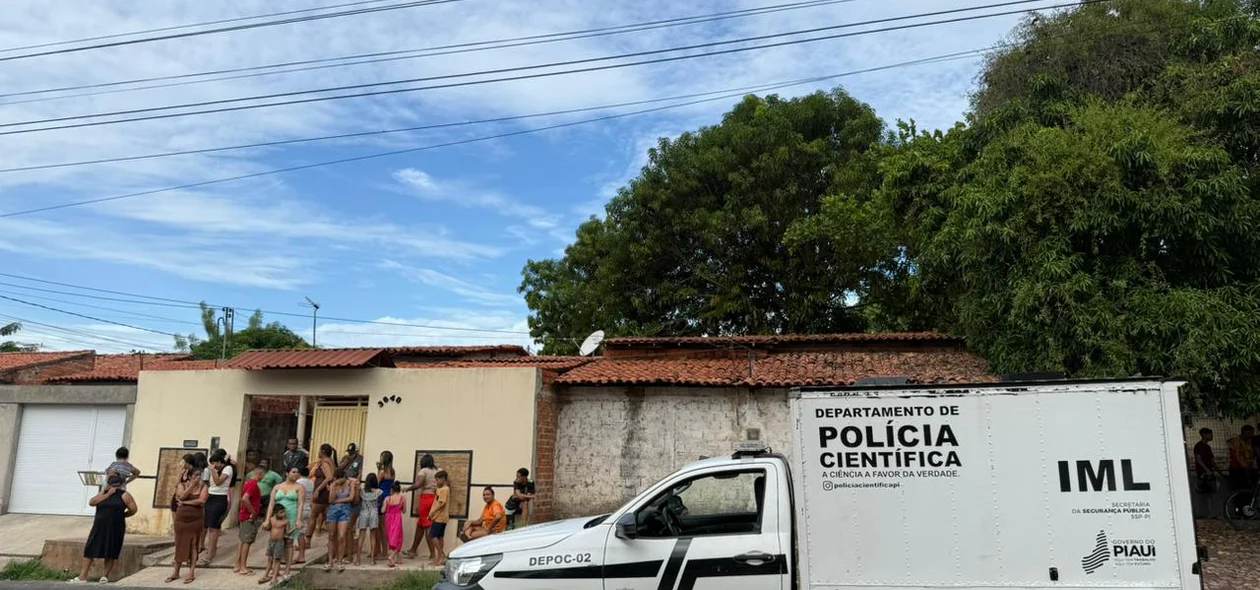 Equipe do IML no local onde o corpo foi encontrado