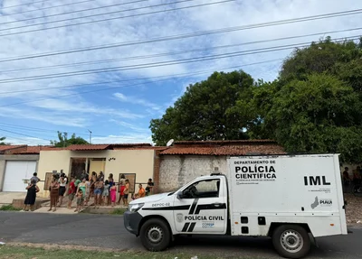 Equipe do IML no local onde o corpo foi encontrado