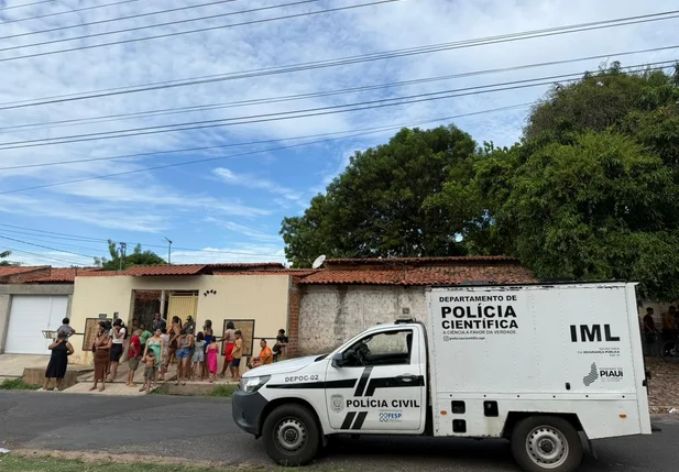 Equipe do IML no local onde o corpo foi encontrado