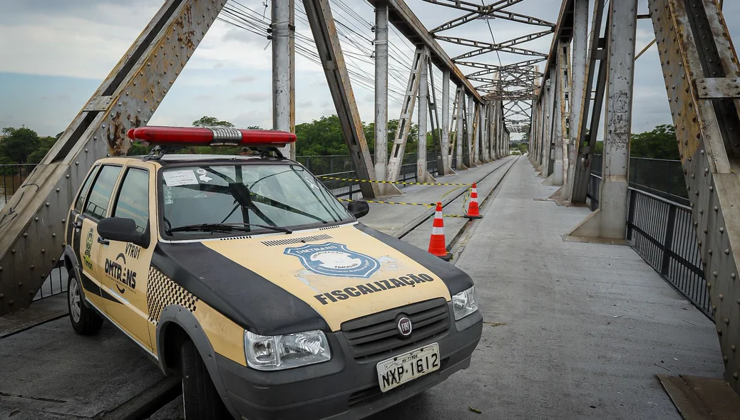 Equipes de fiscalização de trânsito no local