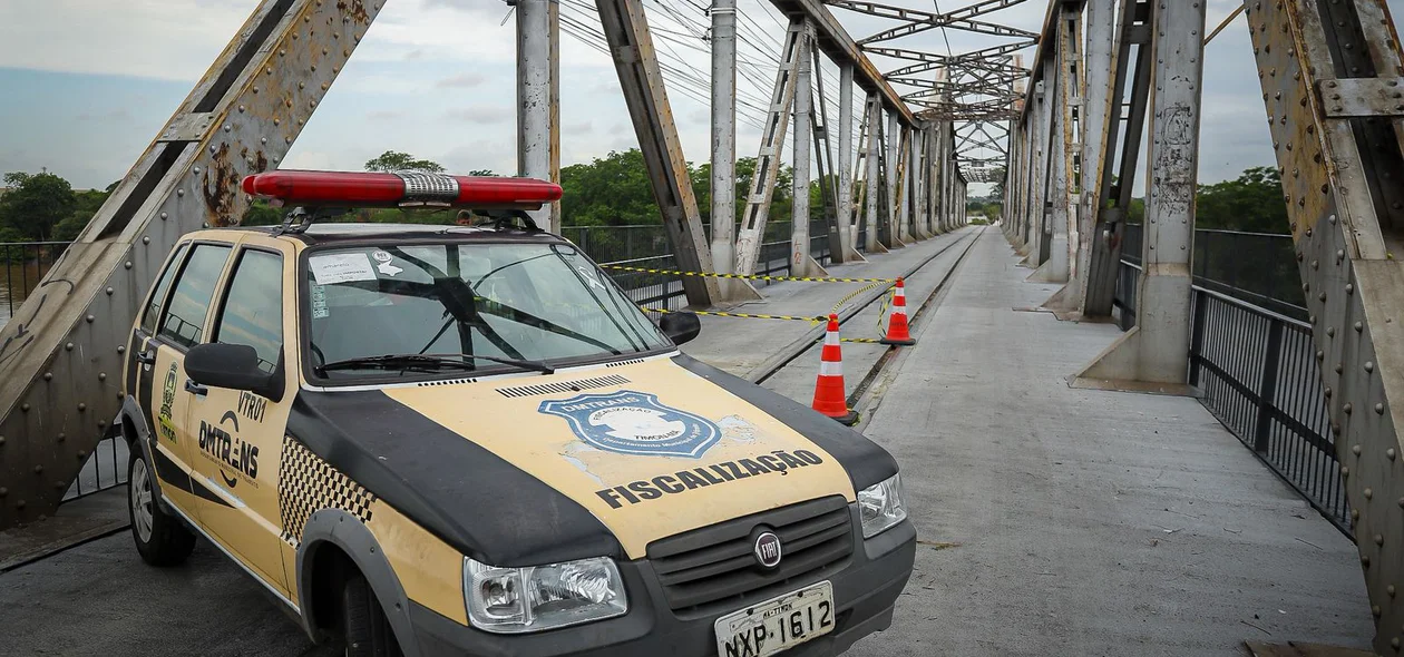 Equipes de fiscalização de trânsito no local