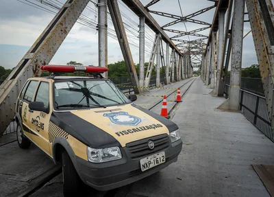 Equipes de fiscalização de trânsito no local