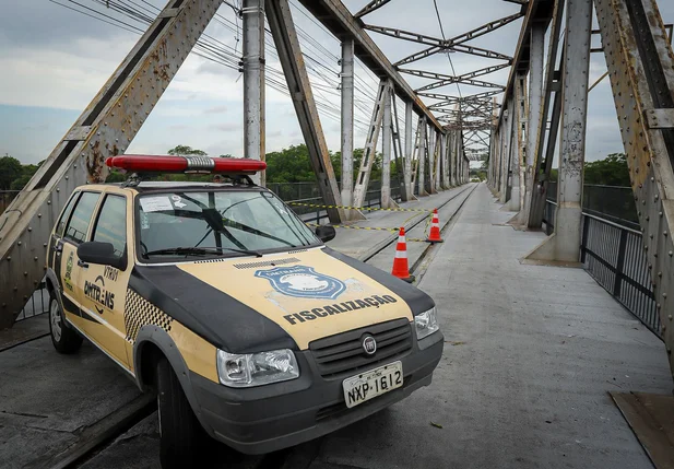 Equipes de fiscalização de trânsito no local