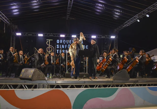 Espetáculo da Orquestra Sinfônica de Teresina e João Cláudio Moreno marca o encerramento do Natal dos Sonhos em Pedro II