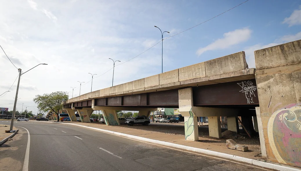 Existe outra peça com sinais semelhantes de deslocamento no lado oposto do elevado