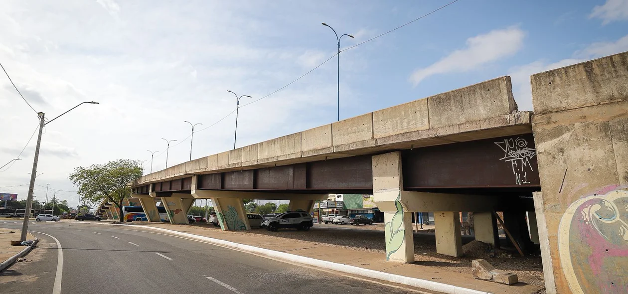 Existe outra peça com sinais semelhantes de deslocamento no lado oposto do elevado