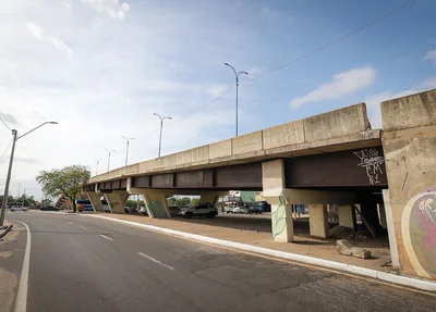 Existe outra peça com sinais semelhantes de deslocamento no lado oposto do elevado