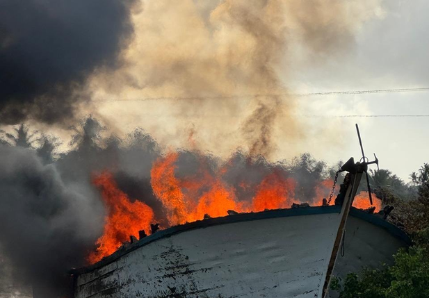 Facção incendeia barco de R$ 1,8 milhão após dono se recusar a pagar taxa