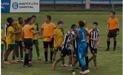 Filho do goleiro Bruno e Eliza Samudio briga durante jogo