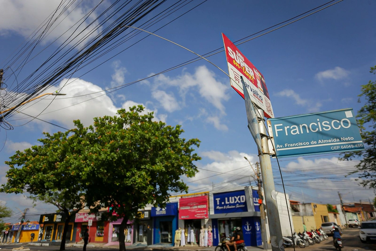 Fortes ventos romperam os fios e a população ficou sem energia elétrica
