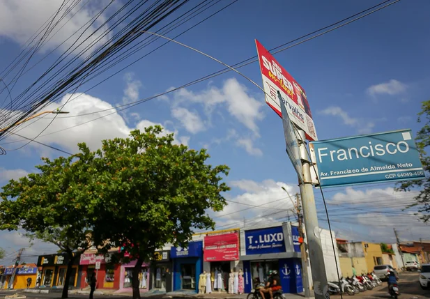 Fortes ventos romperam os fios e a população ficou sem energia elétrica