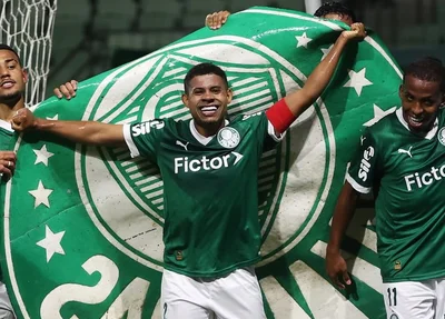 Gilberto Júnior segurando escudo do Palmeiras