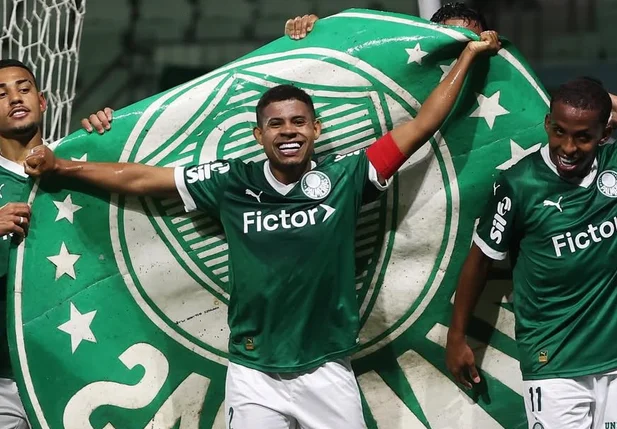Gilberto Júnior segurando escudo do Palmeiras