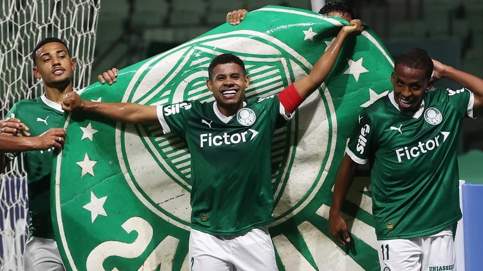 Gilberto Júnior segurando escudo do Palmeiras