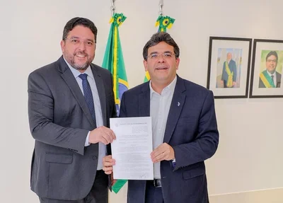 Governador Rafael Fonteles com o secretário da Administração, Samuel Nascimento