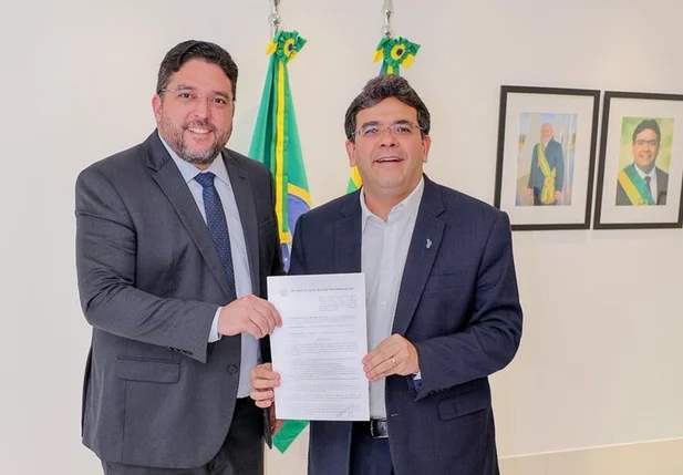 Governador Rafael Fonteles com o secretário da Administração, Samuel Nascimento