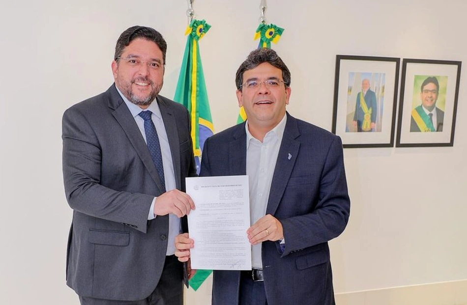 Governador Rafael Fonteles com o secretário da Administração, Samuel Nascimento